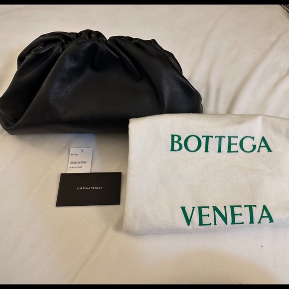 100% authentic Bottega Veneta The Pouch leather clutch. In black. - Picture 9 of 9